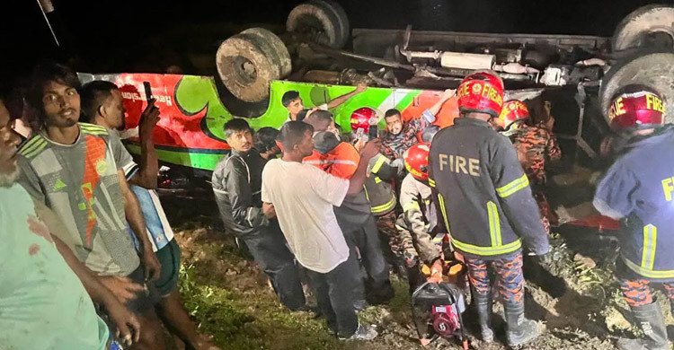 সিলেট-সুনামগঞ্জ মহাসড়কে বাস খাদে পড়ে নারী নিহত, আহত ২০